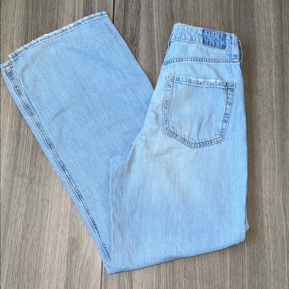 Hollister Ultra High-Rise Baggy Jeans
Size W25R Color Light Wash Denim - Picture 10 of 11